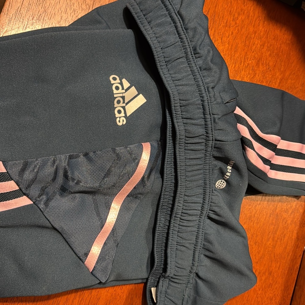 (EUC)2022-23 Arsenal adidas Training Bottoms Navy Leggings with Pink Stripes